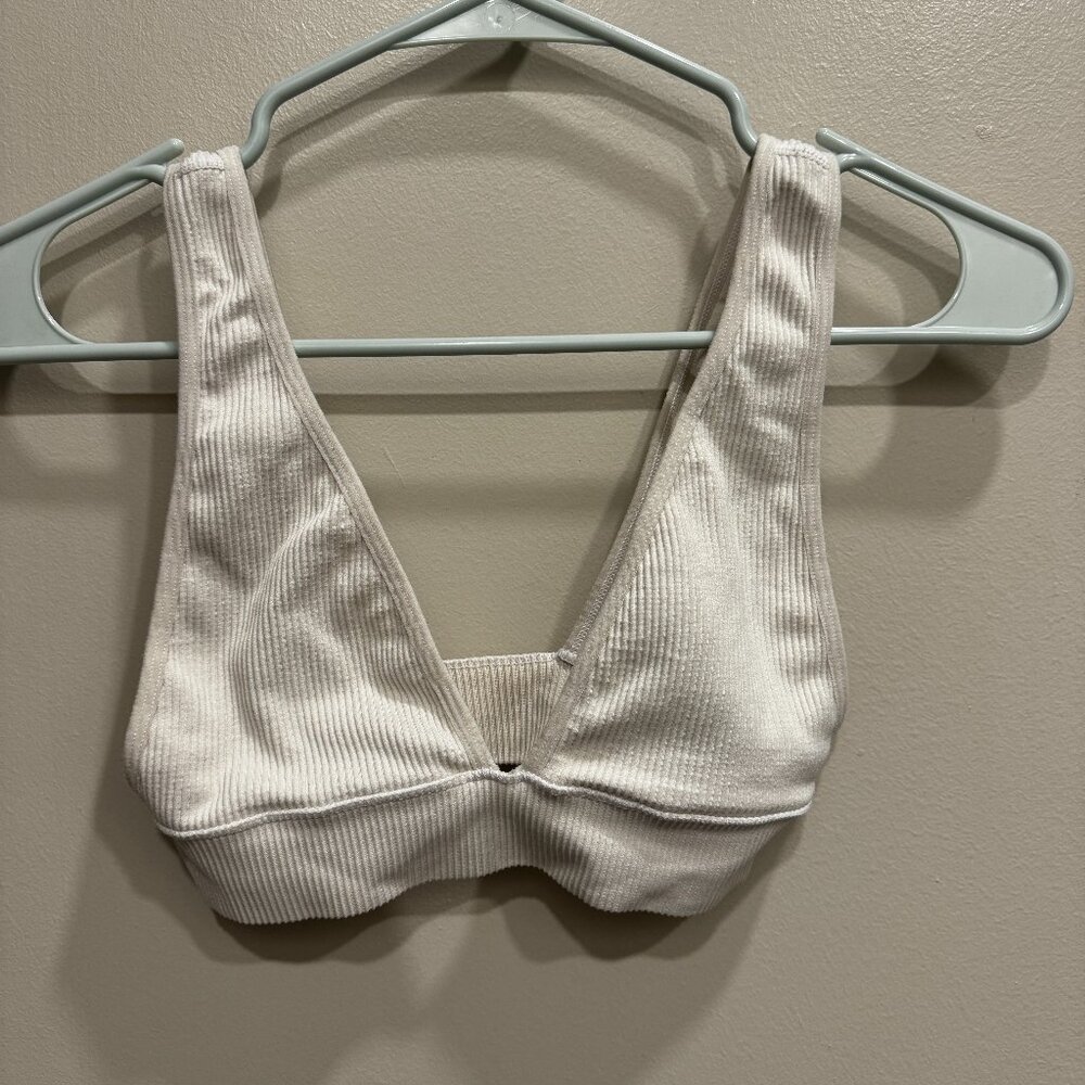 white v neck crop top